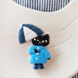 雨の日の黒猫刺繍ブローチ（青）【受注製作】 1枚目の画像