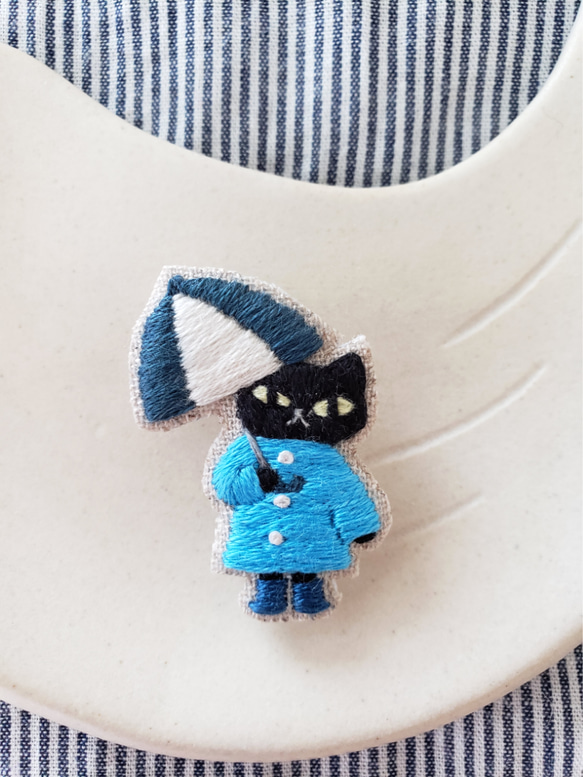 雨の日の黒猫刺繍ブローチ（青）【受注製作】 1枚目の画像