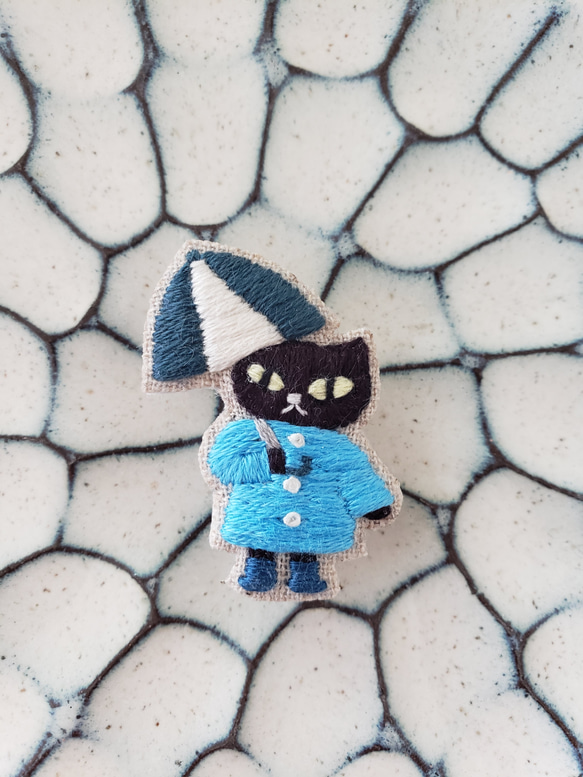 雨の日の黒猫刺繍ブローチ（青）【受注製作】 2枚目の画像