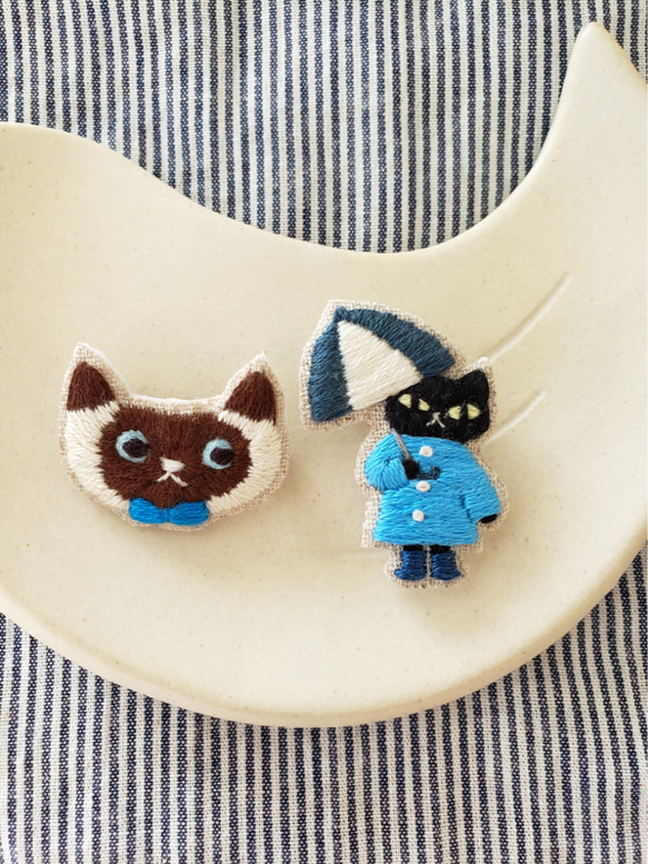 雨の日の黒猫刺繍ブローチ（青）【受注製作】 3枚目の画像