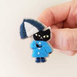 雨の日の黒猫刺繍ブローチ（青）【受注製作】 4枚目の画像