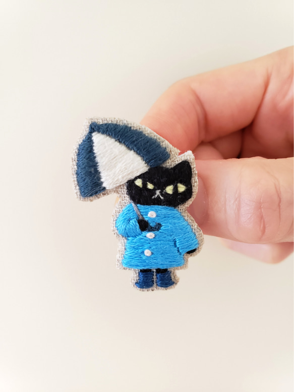 雨の日の黒猫刺繍ブローチ（青）【受注製作】 4枚目の画像