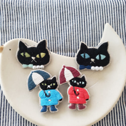 雨の日の黒猫刺繍ブローチ（青）【受注製作】 7枚目の画像