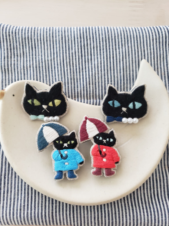 雨の日の黒猫刺繍ブローチ（青）【受注製作】 7枚目の画像