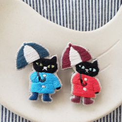 雨の日の黒猫刺繍ブローチ（青）【受注製作】 9枚目の画像