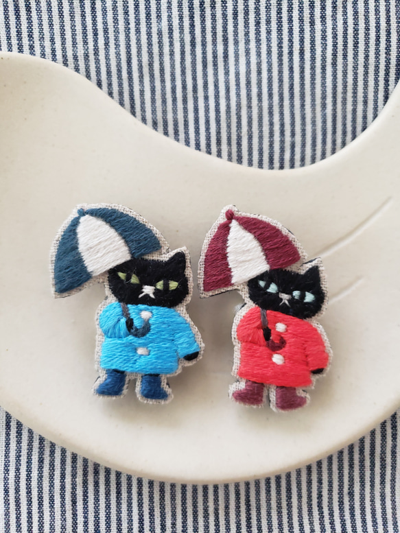 雨の日の黒猫刺繍ブローチ（青）【受注製作】 9枚目の画像