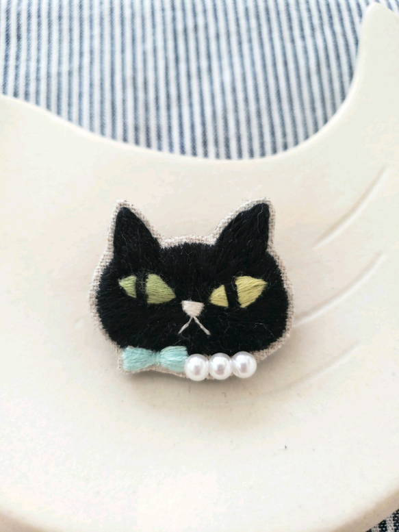 黒猫刺繍ブローチ（グリーン）【受注製作】 1枚目の画像