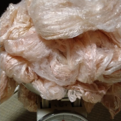 草木染めシルク（淡い肌色ピンク）茜　手紡ぎ糸 1枚目の画像