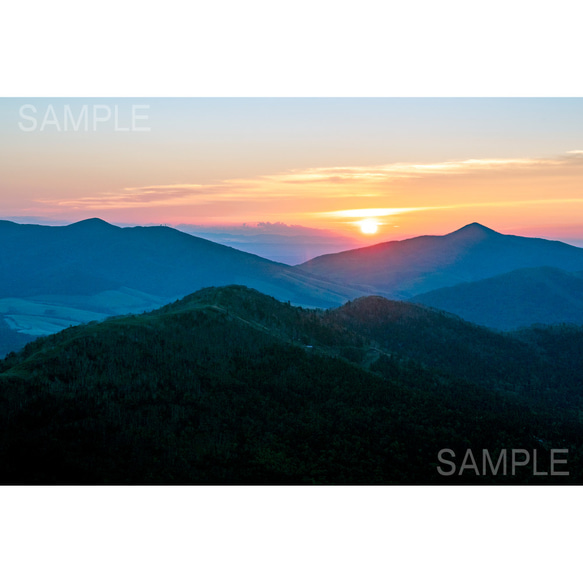 【A4可能】十勝の山並みに昇る朝日・アートポスター北海道風景写真 1枚目の画像