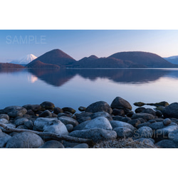 朝の青い洞爺湖・北海道風景写真フォト 1枚目の画像