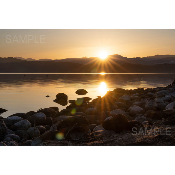 【A4可能】朝日昇る湖・洞爺湖の日の出・アートポスター 北海道風景写真 1枚目の画像