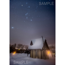 クリスマスシーズンに。雪景色かわいい小屋・北海道星空写真 1枚目の画像