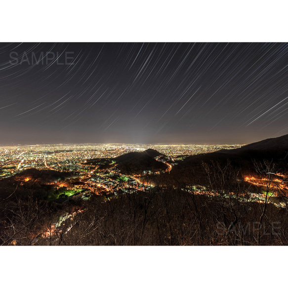 新日本三大夜景・札幌の夜景と星の軌跡・北海道星空写真フォト 1枚目の画像