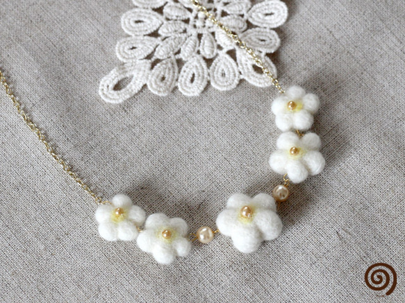 白い小花のネックレス 1枚目の画像