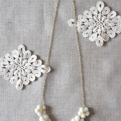 白い小花のネックレス 2枚目の画像
