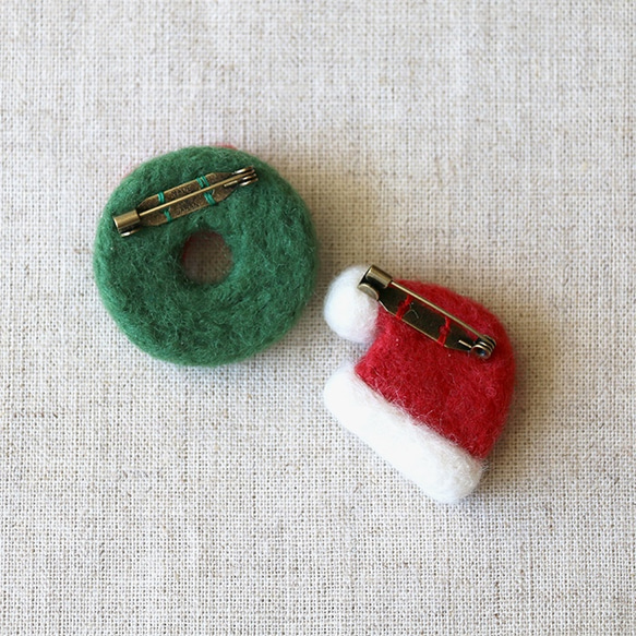 クリスマスリースとサンタ帽のブローチ 5枚目の画像