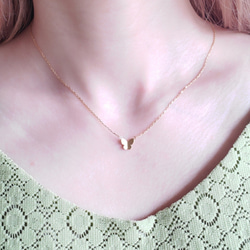 小さな蝶のシンプルネックレス＊ちょうちょ バタフライ＊スキンジュエリー＊ギフト・プレゼント 2枚目の画像