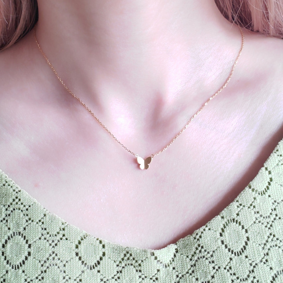 小さな蝶のシンプルネックレス＊ちょうちょ バタフライ＊スキンジュエリー＊ギフト・プレゼント 2枚目の画像