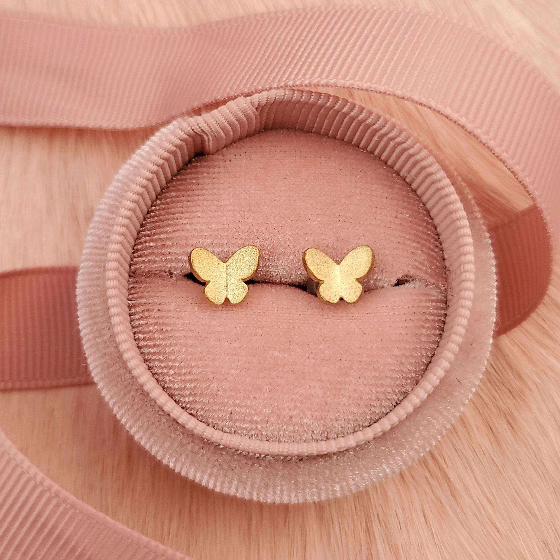 【大人気シリーズ】K18/K10 小さな蝶のスタッドピアス　スキンジュエリー　アレルギー対応