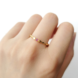[選擇你的生日石] 小絲帶戒指作為生日禮物 *鑽石（四月） 祖母綠（五月） 第4張的照片