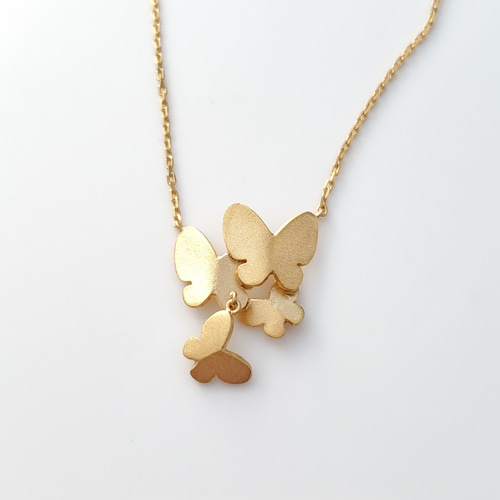 大人気シリーズ】花に集まる蝶々 バタフライネックレス ゴールド