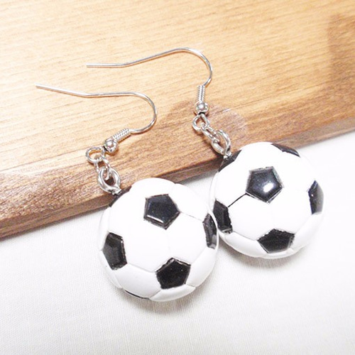 サッカーボールピアス☆イヤリング変更可能☆サッカー好きさんに 