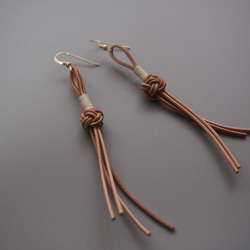 MI2002-5 / LEATHER KNOT EARRINGS (THIN) 3枚目の画像