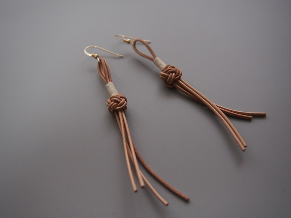 MI2002-5 / LEATHER KNOT EARRINGS (THIN) 3枚目の画像