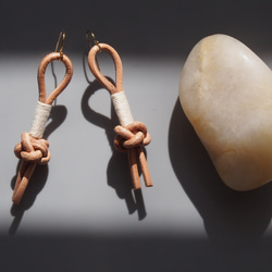 MI2002-1 / LEATHER KNOT EARRINGS 2枚目の画像