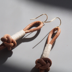 MI2002-1 / LEATHER KNOT EARRINGS 5枚目の画像