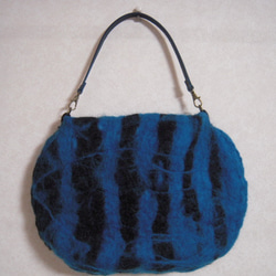 羊毛フェルトのバッグ(青×黒) 1枚目の画像