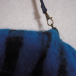羊毛フェルトのバッグ(青×黒) 2枚目の画像