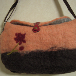 羊毛フェルトのバッグ(横長・オレンジ) 1枚目の画像