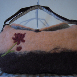 羊毛フェルトのバッグ(横長・オレンジ) 2枚目の画像