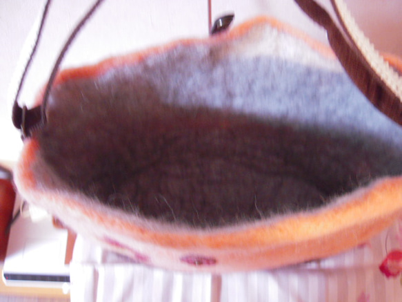 羊毛フェルトのバッグ(横長・オレンジ) 5枚目の画像
