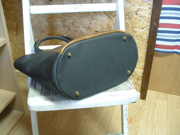 牛革の大きなトートバッグ黒＆キャメル 4枚目の画像