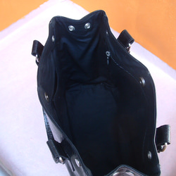 黒型押しレザーのシンプルトートバッグ 4枚目の画像