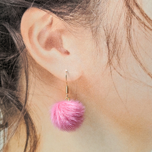 ぽんぽんピアス・イヤリング(ピンキーピンク) ピアス（フック 