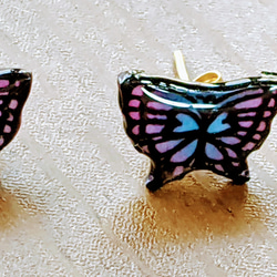 【両耳】蝶のピアス(金属アレルギー非対応) 2枚目の画像