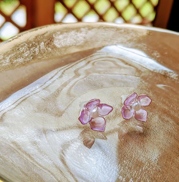 小花のワンポイント 樹脂ピアス・紫 12枚目の画像