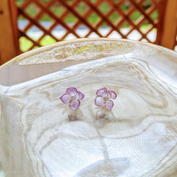 小花のワンポイント 樹脂ピアス・紫 13枚目の画像
