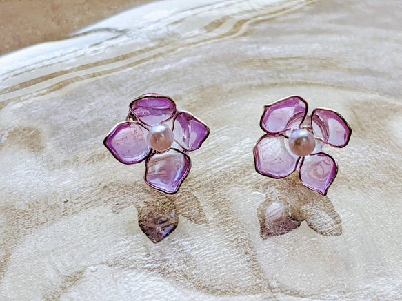 小花のワンポイント 樹脂ピアス・紫 14枚目の画像