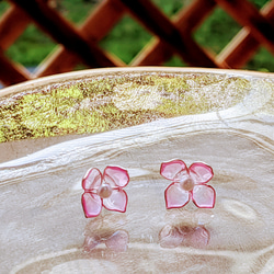 小花のワンポイント 樹脂ピアス・ピンク 5枚目の画像