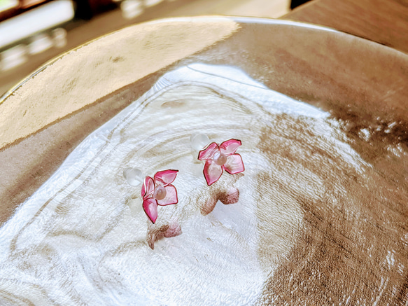 小花のワンポイント 樹脂ピアス・ピンク 8枚目の画像