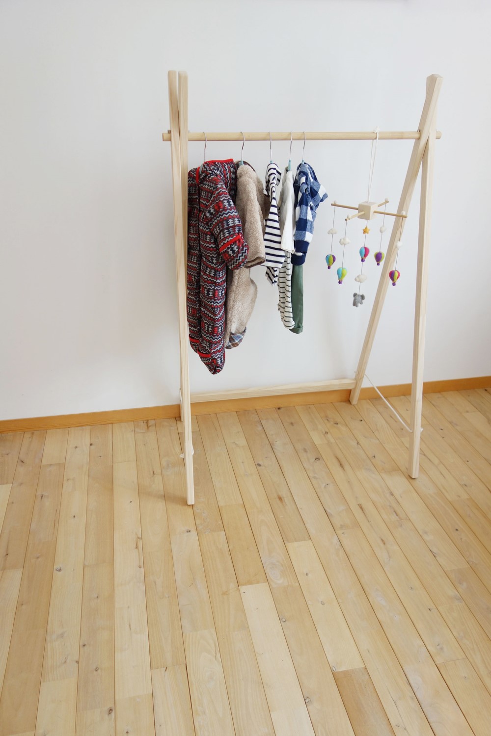 折り畳みできて、気軽におけるハンガーラック