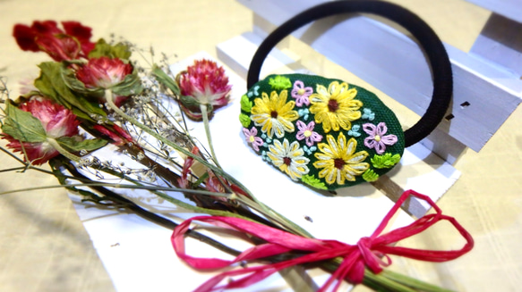 ◆刺繍◆◇◆ﾍｱｺﾞﾑ◆◇◆秋桜◆◇◆⑤.⑤×③.⑤㎝◆ 1枚目の画像