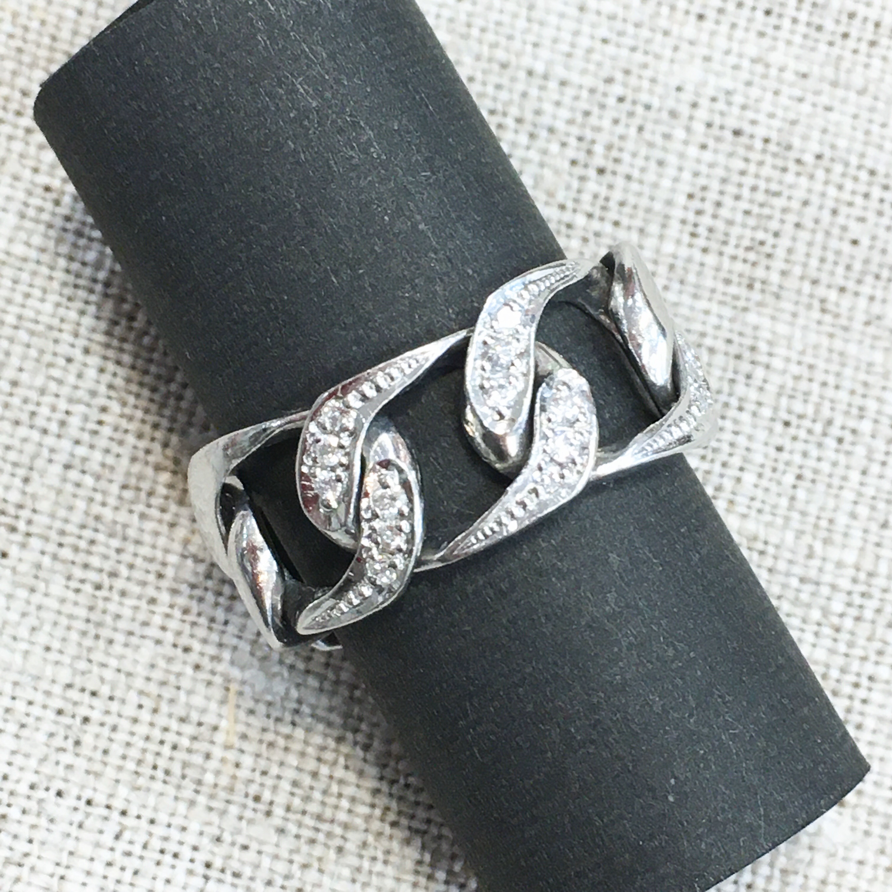 ダイヤモンドとプラチナのチェーンリング