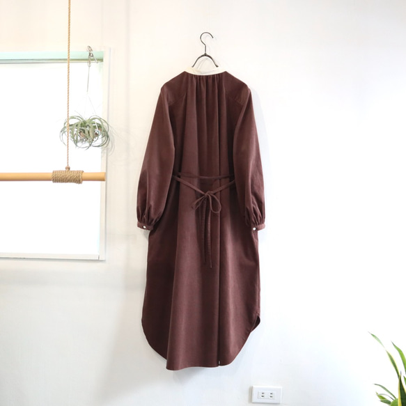 cotton corduroy stand color I-line P dress  (chocolate) 2枚目の画像