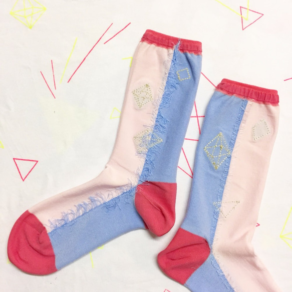 星の刺繍入り靴下　〈バイカラー〉ピンク×ブルー 3枚目の画像