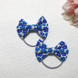 ヘアゴム　リボン　2個セット　可愛い　キュート　青　花柄　プレゼント 1枚目の画像